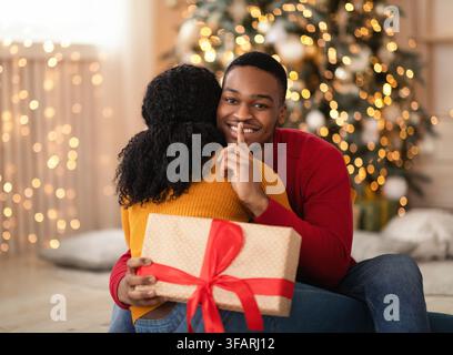Ein glücklicher afroamerikaner zeigt Zeichen der Stille Stockfoto