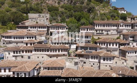 Luftaufnahme der historischen Häuser im osmanischen Stil mit Ziegeldächern in der Altstadt von Berat, Bezirk Berat, Albanien. Stockfoto