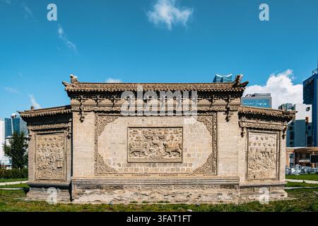 Verzierte geschnitzte Wand mit traditionellen Reliefs im Choijin-Lama-Tempelmuseum in Ulaanbaatar, Mongolei Stockfoto