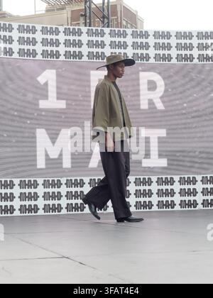 Ein männliches Model läuft bei der 1er Mai-Modenschau, die während des M.A.D.-Festivals in Montreal, Quebec, Kanada, stattfindet, über den Laufsteg Stockfoto
