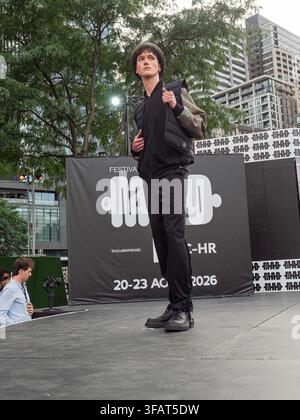 Ein männliches Model posiert auf dem Laufsteg bei der 1er-Mai-Modenschau, die während des M.A.D.-Festivals in Montreal, Quebec, Kanada stattfindet Stockfoto