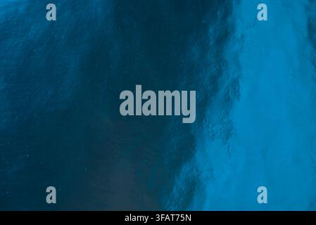 Ein tiefblauer Folienstrukturhintergrund mit glänzender Oberfläche. Stockfoto