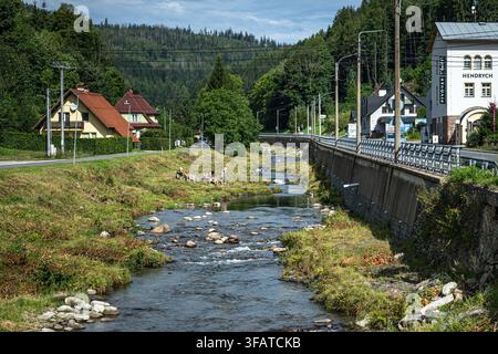 Vrchlabi, Tschechische Republik. 21. Aug., 2026. Niedriger Wasserstand in der Elbe in Vrchlabi, Region Trutnov, Tschechische Republik, während der aktuellen Dürre, am 21. August 2026. Credit: David Tanecek/CTK Photo/Alamy Live News Stockfoto