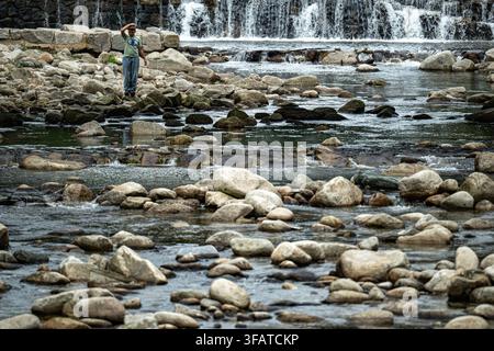 Spindleruv Mlyn, Tschechische Republik. 21. Aug., 2026. Niedriger Wasserstand der Elbe in Spindleruv Mlyn, Region Trutnov, Tschechische Republik, während der aktuellen Dürre, am 21. August 2026. Credit: David Tanecek/CTK Photo/Alamy Live News Stockfoto