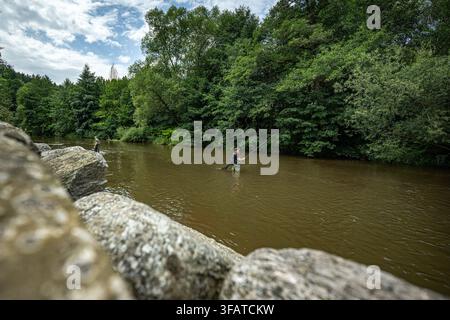 Vestrev, Tschechische Republik. 21. Aug., 2026. Ein Fischer fischt auf der oberen Elbe in Vestrev, Region Trutnov, Tschechische Republik, während der aktuellen Dürre, am 21. August 2026. Credit: David Tanecek/CTK Photo/Alamy Live News Stockfoto
