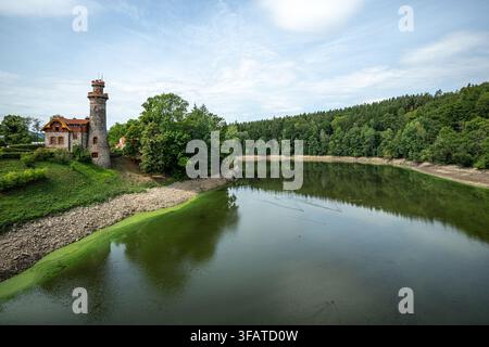 Bílá Třemešná, Tschechische Republik. 21. Aug., 2026. Niedriger Wasserstand im Stausee Les Kralovstvi an der Elbe in Bílá Třemešná nahe Dvůr Králové nad Labem, Region Trutnov, Tschechische Republik, während der aktuellen Dürre, am 21. August 2026. Credit: David Tanecek/CTK Photo/Alamy Live News Stockfoto
