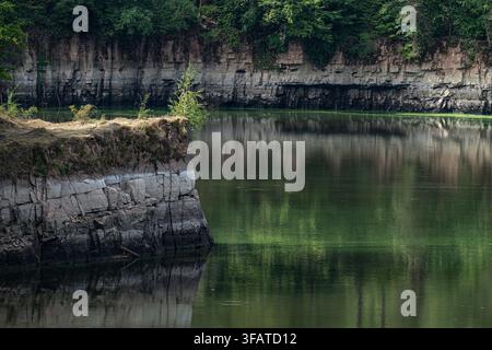 Bílá Třemešná, Tschechische Republik. 21. Aug., 2026. Niedriger Wasserstand im Stausee Les Kralovstvi an der Elbe in Bílá Třemešná nahe Dvůr Králové nad Labem, Region Trutnov, Tschechische Republik, während der aktuellen Dürre, am 21. August 2026. Credit: David Tanecek/CTK Photo/Alamy Live News Stockfoto