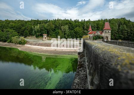 Bílá Třemešná, Tschechische Republik. 21. Aug., 2026. Niedriger Wasserstand im Stausee Les Kralovstvi an der Elbe in Bílá Třemešná nahe Dvůr Králové nad Labem, Region Trutnov, Tschechische Republik, während der aktuellen Dürre, am 21. August 2026. Credit: David Tanecek/CTK Photo/Alamy Live News Stockfoto
