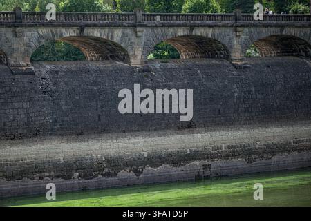Bílá Třemešná, Tschechische Republik. 21. Aug., 2026. Niedriger Wasserstand im Stausee Les Kralovstvi an der Elbe in Bílá Třemešná nahe Dvůr Králové nad Labem, Region Trutnov, Tschechische Republik, während der aktuellen Dürre, am 21. August 2026. Credit: David Tanecek/CTK Photo/Alamy Live News Stockfoto