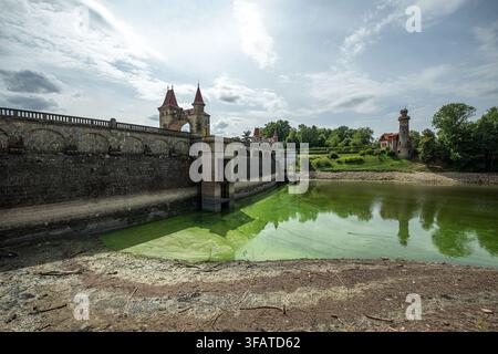 Bílá Třemešná, Tschechische Republik. 21. Aug., 2026. Niedriger Wasserstand im Stausee Les Kralovstvi an der Elbe in Bílá Třemešná nahe Dvůr Králové nad Labem, Region Trutnov, Tschechische Republik, während der aktuellen Dürre, am 21. August 2026. Credit: David Tanecek/CTK Photo/Alamy Live News Stockfoto