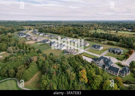 Luftbild von Vorstadthäusern, umgeben von Wald in Ajax Northeast, Ontario Stockfoto