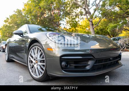 Miami, Florida, USA - 29. Dezember 2025: Porsche Panamera 2023 Auto. Luxusauto Porsche Panamera. Auto Porsche Panamera draußen geparkt. Graues Auto, Ecke Stockfoto