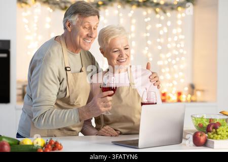 Reifen Paar Machen Video Anruf Mit Xmas Party Bei Zu Hause Stockfoto