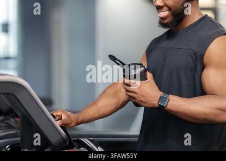 Cropped von muskulösen afroamerikanischen Mann mit Jogging arbeiten aus Stockfoto