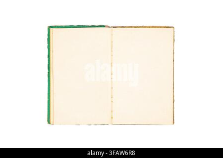 Offenes Vintage-Buch mit leeren Seiten und grünem Einband isoliert auf weißem Hintergrund. Stockfoto