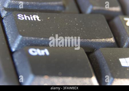 Makroaufnahme der Umschalte- und Strg-Tasten auf einer Computertastatur, die die verwandten Konzepte von Veränderung, Kontrolle, Befehl und Transformation repräsentieren. Stockfoto