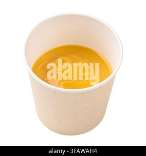 Kürbiskremesuppe in einem Pappbecher isoliert auf Weiß Stockfoto