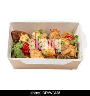 Gegrillte Hähnchenspieße mit Gemüse in der Box Stockfoto