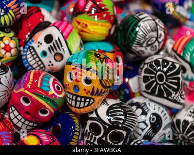 Bunte Schädelkeramik in Mexiko-Stadt, Mexiko. Stockfoto