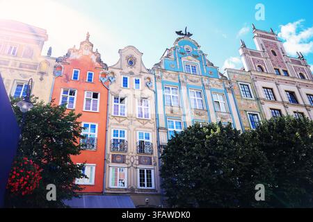 Farbenfrohe historische Fassaden mit kunstvoller Architektur und dekorativen Details an einem sonnigen Tag in einer Danzig Stockfoto