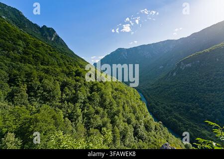 Piva-Canyon im Nationalpark Durmitor, malerische Berglandschaftsansicht Stockfoto