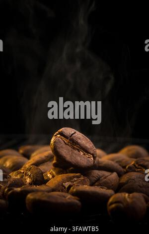 Vertikaler Nahaufnahme-Texturhintergrund von gerösteten aromatischen Kaffeebohnen Stockfoto