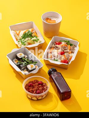 Gesunde Diät-Lieferboxen auf Gelb Stockfoto
