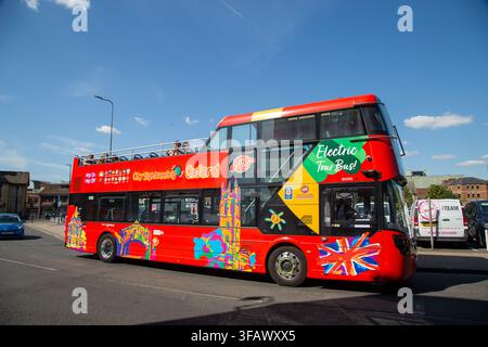 City Sightseeing Oxfords vollelektrische Doppeldecker-Bus mit offenem Dach. Oxfordshire England Stockfoto