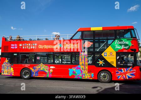 City Sightseeing Oxfords vollelektrische Doppeldecker-Bus mit offenem Dach. Oxfordshire England Stockfoto
