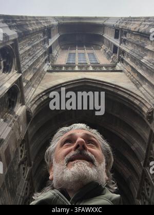 UTRECHT, NIEDERLANDE, Reifer Mann unter dem Domturm, Blick von unten Stockfoto