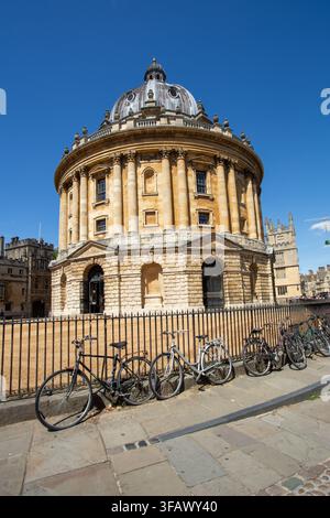 Die ikonische Radcliffe Camera im Radcliffe Square, Teil der Bodleian Libraries der Universität Oxford in Oxford, England. Oxfordshire Stockfoto