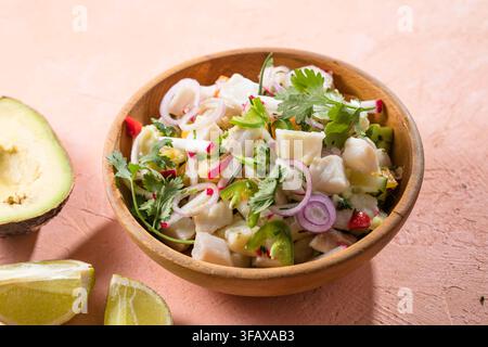 Ein frisch zubereitetes weißes Fisch-Ceviche mit Tomaten, roter Zwiebel, Koriander, roter Paprika, Limette und Serrano-Pfeffer Stockfoto
