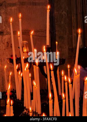 Kirchenkerzen brennen in der Eglise Saint-Maurice, Lille, Frankreich Stockfoto