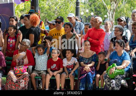 Ciego de Avila, Kuba - 21. August 2026: Menge und Kinder feiern das kulturelle Ereignis El Carnavalito in einem öffentlichen Park. Stockfoto