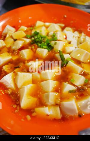 Scharfer Mapo Tofu Weicher Tofu in Roter Chilisauce Traditionelles Asiatisches Scharfes Gericht Stockfoto