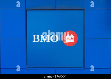 Das Firmenlogo der BMO Financial Group (Bank of Montreal) montiert an einer blauen Wand. Toronto, ON, Kanada. Stockfoto