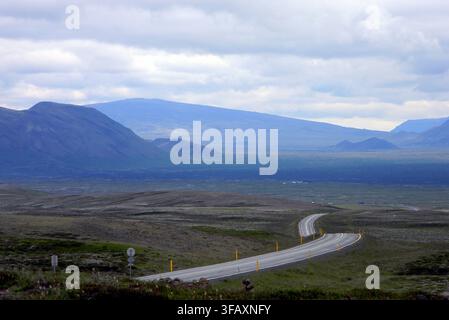 Winding asphaltstraße durch eine felsige, vulkanische Landschaft nahe Þingvellir entlang der Route 36 im Südwesten Islands, Teil der Goldenen Kreisroute Stockfoto