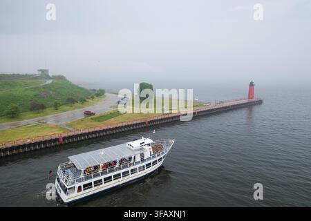 Von einem hohen Aussichtspunkt aus aufgenommen, zeigt diese Ansicht den historischen Milwaukee Pierhead Leuchtturm, der am Eingang zum Milwaukee Harbor Wache hält Stockfoto