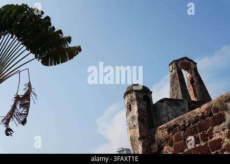 Niedriger Winkelaufnahm Fort Ruin Tower, Palme, blauer Himmel weiße Wolken Malacca Heritage Stockfoto