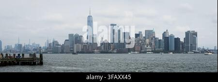 Panoramablick auf die Skyline von Lower Manhattan, wie er von Liberty Island in New York City, New York, USA, aus zu sehen ist Stockfoto