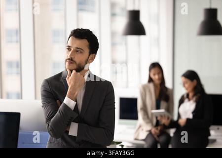 Nahost-Geschäftsmann, der sich auf die Strategieplanung in einem Firmenbüro konzentriert Stockfoto