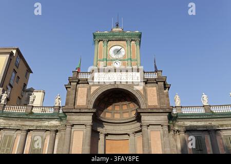 Uhrturm am Convitto Nazionale Vittorio Emanuele II, Architekt Luigi Vanvitelli, heute Jesuitengymnasium, Piazza Dante, historische Stadt, Neapel Stockfoto