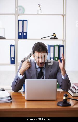 Junger Anwalt sitzt im Büro Stockfoto