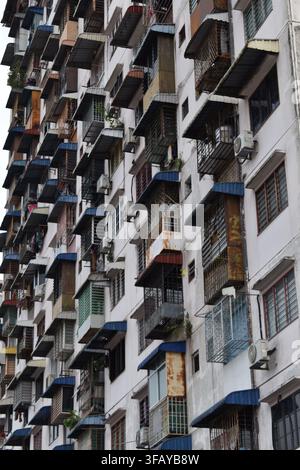 Nahaufnahme einer alten Wohnhausfassade in Jelutong, Penang, Malaysia Stockfoto
