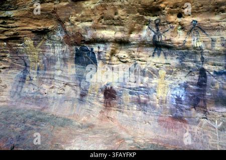 CAPE YORK, QLD - 21. JUNI 2023: Indigene australische Felsmalereien an Split Rock Laura auf der Cape York-Halbinsel Queensland, Australien. Felskunst ist ein Stockfoto