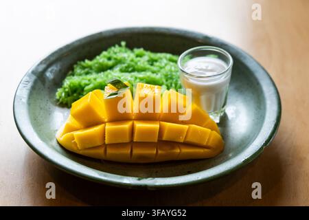 Leckerer reifer süßer thailändischer Mango mit Klebreis, serviert vor Ort, mit Soße. Stockfoto