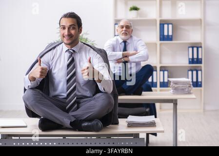 Zwei männliche Angestellte, die im Büro arbeiten Stockfoto