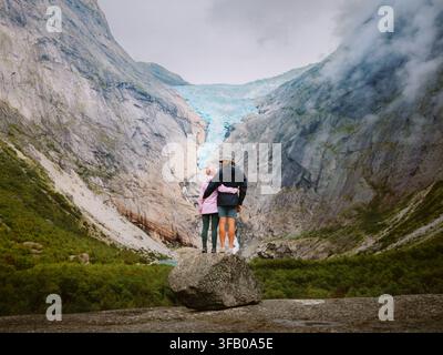 Paar reist in Norwegen, umarmt sich in Bergen, romantischer Urlaubstour, Familienbeziehung, Bindung von Mann und Frau, Freunde wandern, Sightseeing Briksdals Stockfoto