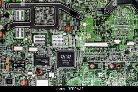 Hochdetaillierte Nahaufnahme eines Laptop-Motherboards mit integrierten Schaltkreisen, Mikrochips, gedruckten Schaltkreisen und elektronischen Komponenten in einer dichten, komplexen Anordnung Stockfoto