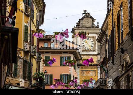 Porta dell'Orologio im historischen Zentrum von Salò, eingerahmt von einer Straße Stockfoto